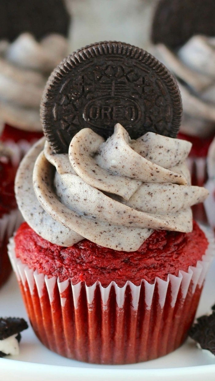 červeným zamatom tortu muffin-zdobiť-a-deco bildschoenes konzumácii-Oreo-sušienky-červeno-muffin-cream-and-biscuit-