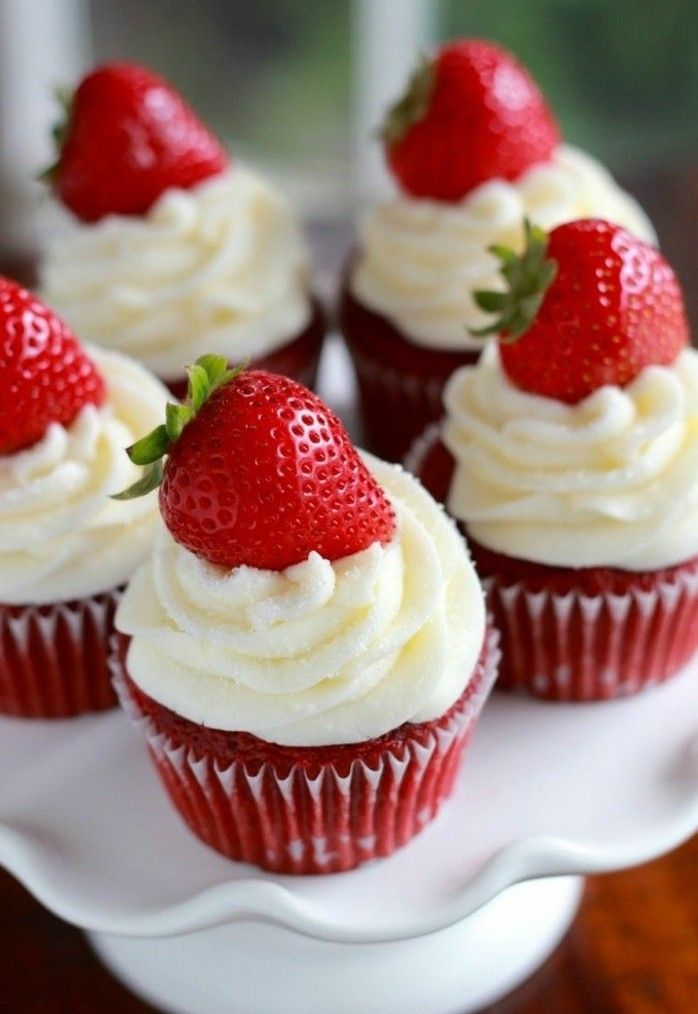 röda muffins-egen-cake-dekorera-make-cream-jordgubb-muffin-dessert ätande röd sammet kaka-
