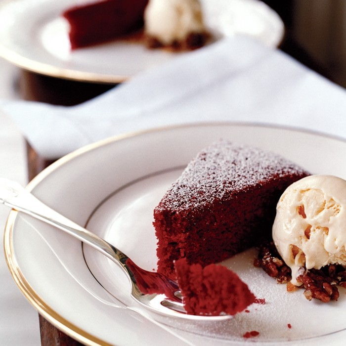 röd sammet tårta Röd-desserter-idéer-is valnötter-läckra-desserter-teller-vit-Loeffel-idé-cake-baka