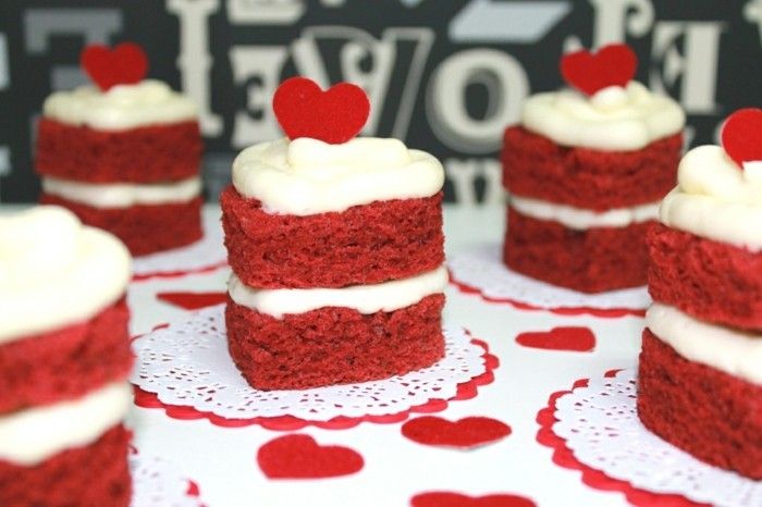 röd sammet tårta och röda godis-matlagning-as-of-the-konditori färska köpta kräm hallon-cake idéer