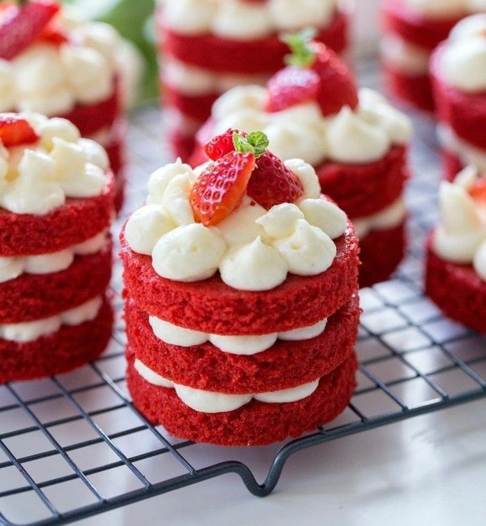 röd sammet kaka-store-design tre poler Round-cake-med-cream-in mellan-och-jordgubb-än-deco