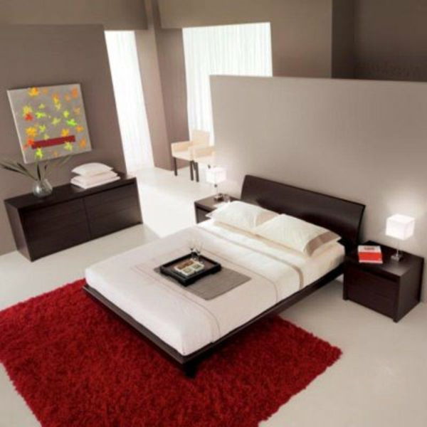 röda mattan-och-vit-soffa-in-asiatiska sovrum