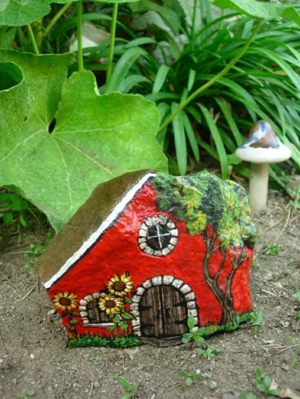 vermelho-casa-e-árvore-ornamentado-pedras-como-decoração-para-o-jardim