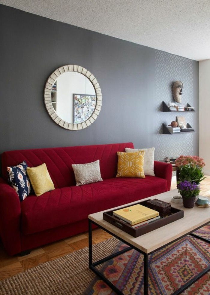 Modern desenli gri duvarlı yuvarlak ayna bağbozumu halı ile kırmızı kanepe yastık