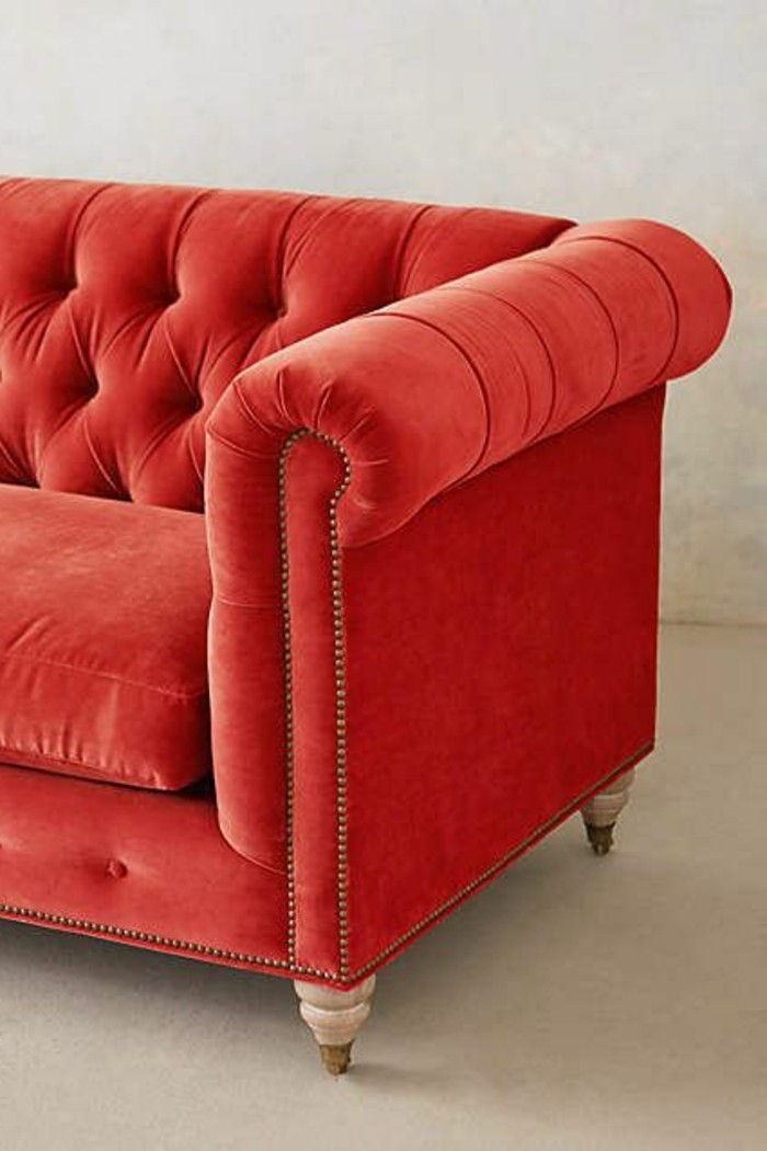 rød sofa i fløyel med moderne design