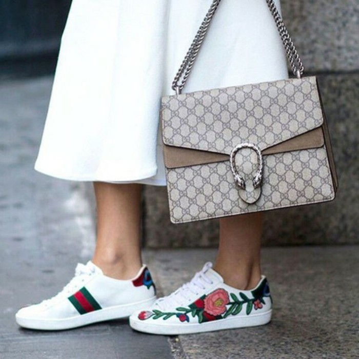 vermelho-vestido-com-shoes-sneaker combinar-e-bag-com-todos-possível-combinados-can-branco-bege Gucci flores