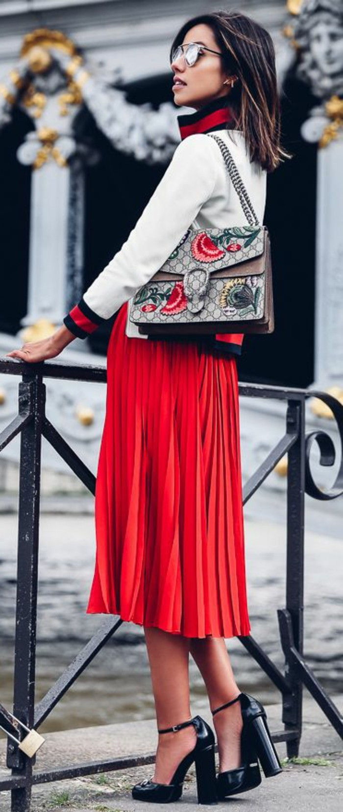 röd-dress-skor-elegant-fancy-look-röd-vit-svart-moderna skor Gucci väska