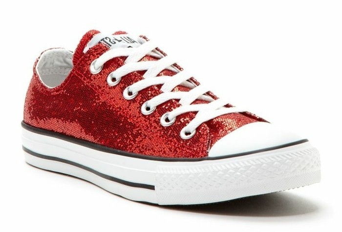 röd-dress-som-skor-glänsande-sneaker-skor-vit-och-röd-stor-kombination-med-röd-dress