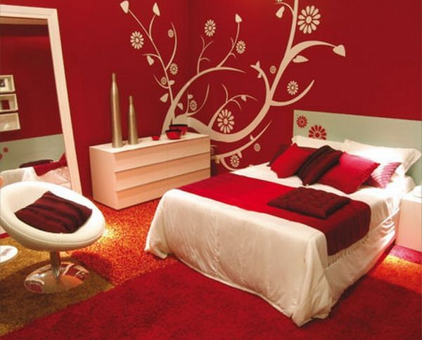 czerwono-romantic-sypialnia-projekt-z-ciekawej konstrukcji ściany