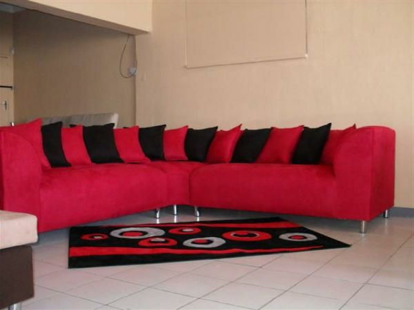 röda soffa-med-svart-röd-Throw