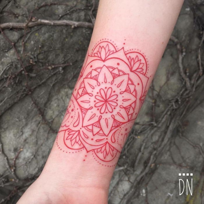 originálna myšlienka tetovania v jednej farbe, tetovanie v červenej farbe s mnohými bodkami s kvapkami a motívmi lotosu
