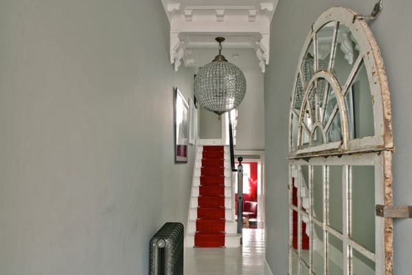 rød teppe på trapper i gangen med original lysekrone design