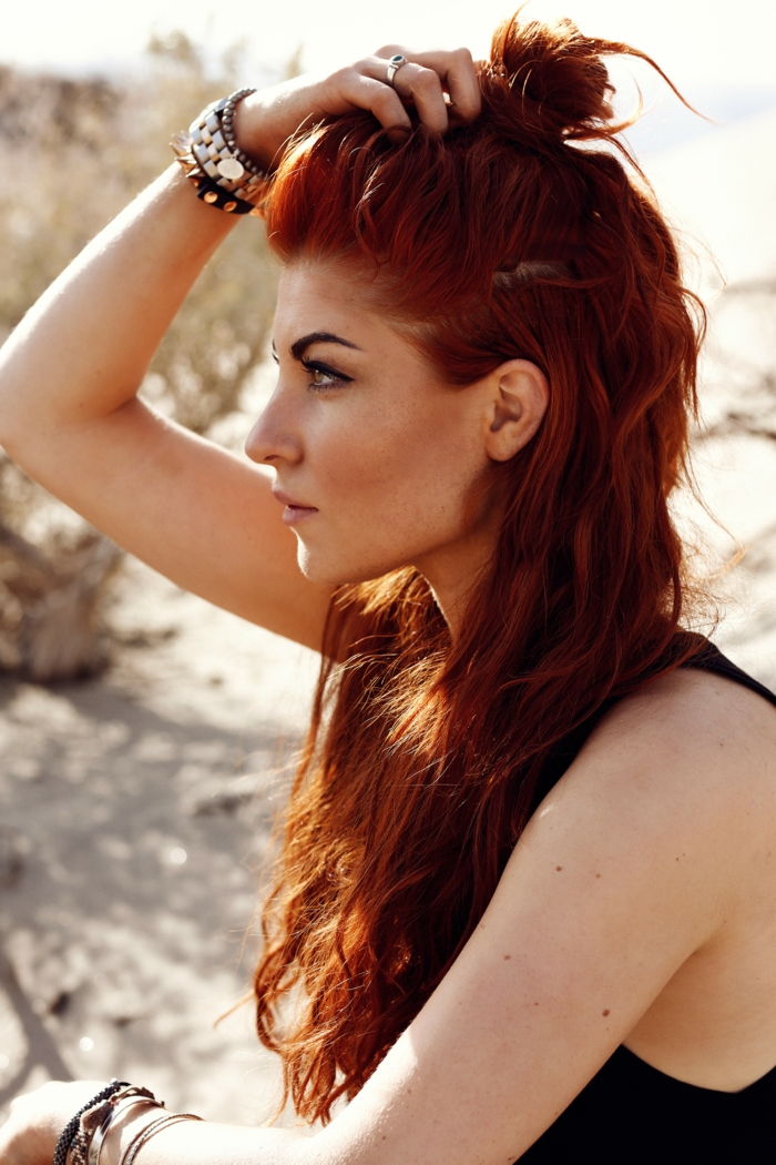 Velg den perfekte skyggen av rødt og fargestill håret ditt, coppery rødt hår, mange armbånd, svart topp