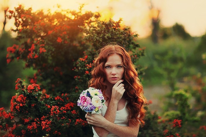 naturlig rød, langt hår, vakre krøller, hvit topp, liten haug med blomster