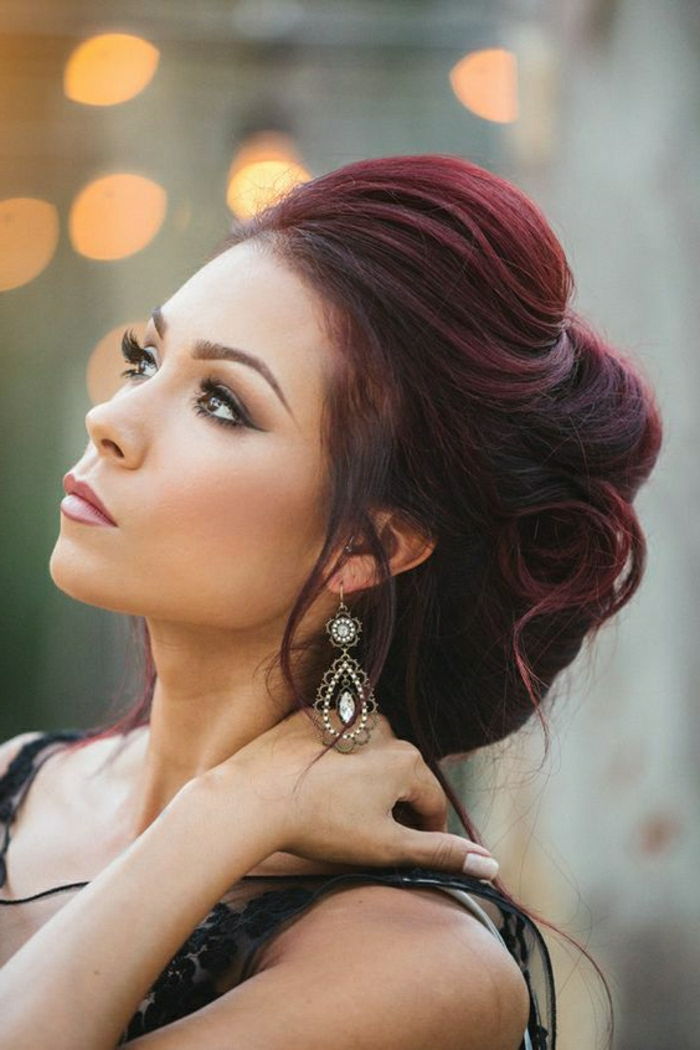 mörkt rött hår, elegant frisyr, aftonklänning, kombinerat med iögonfallande smycken, vackra ögonfransar