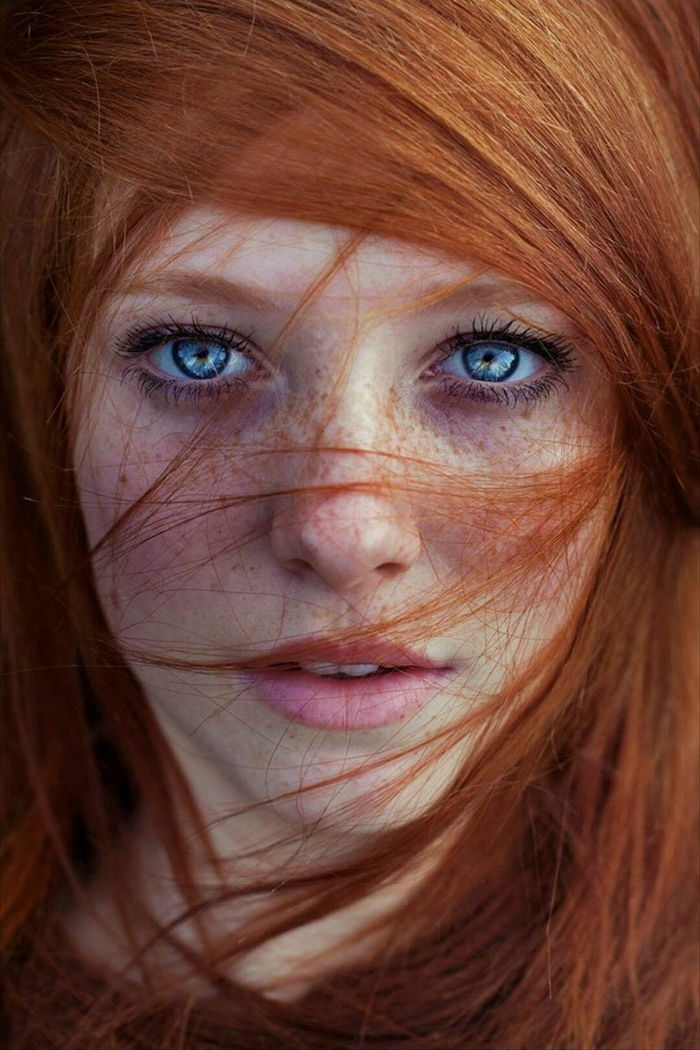 naturligt rött hår, fräknar, vackra blå ögon, rosa läppar, naturlig skönhet