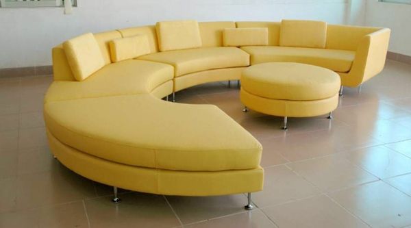apvalios sofos-a-geltona-modernaus dizaino - su apvaliu lizdo stalu