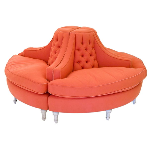 Apvalios sofos-a-modelis-į-persikų spalvos fonas baltos spalvos