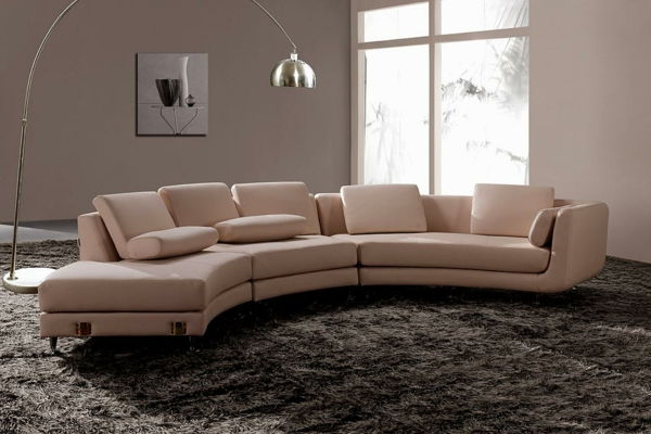Apvalus sofas-modelis-in-taupe spalvos elegantiška lempa virš sofos