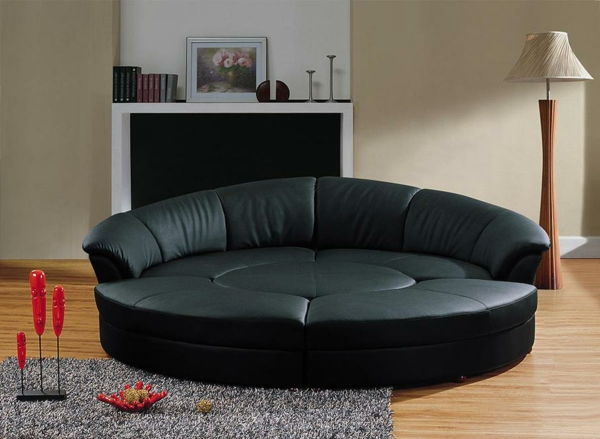 Apvalus sofos-juodos spalvos modelis - už jo židinys