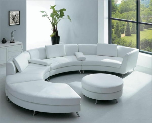 apvalios sofos-labai modernus dizainas-baltos spalvos stiklinė siena šalia jo