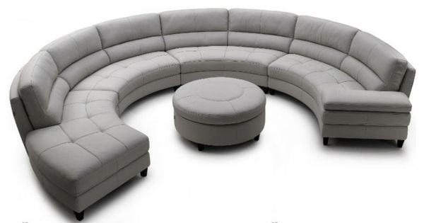 Apvalus sofas pilkas dizainas baltas fonas