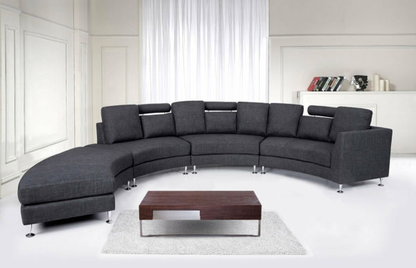 Apvalios sofos modelis tamsesnėse spalvose už balto užuolaidų