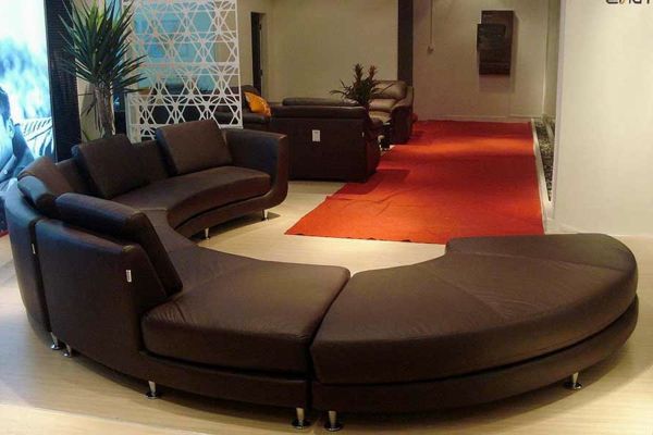 Apvalus sofas su šiuolaikiniu dizainu oranžinis kilimas