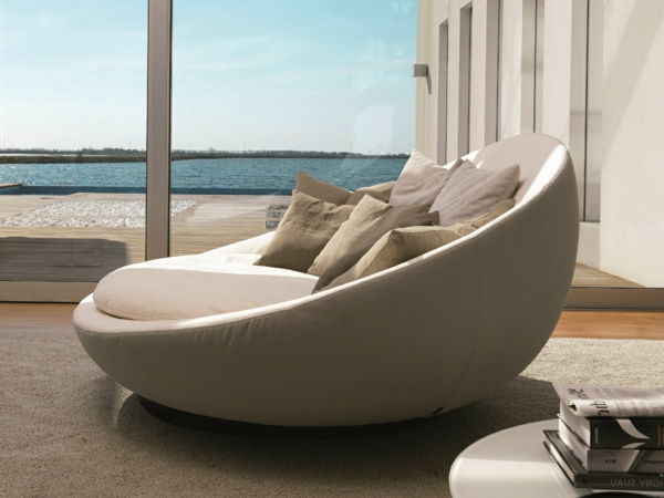 Apvalios sofos - naujas smėlio modelis prie stiklo sienos