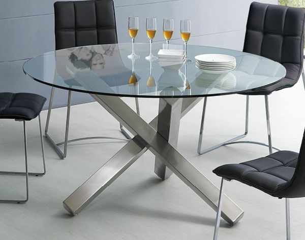 round-table-of-sklo-čierne stoličky
