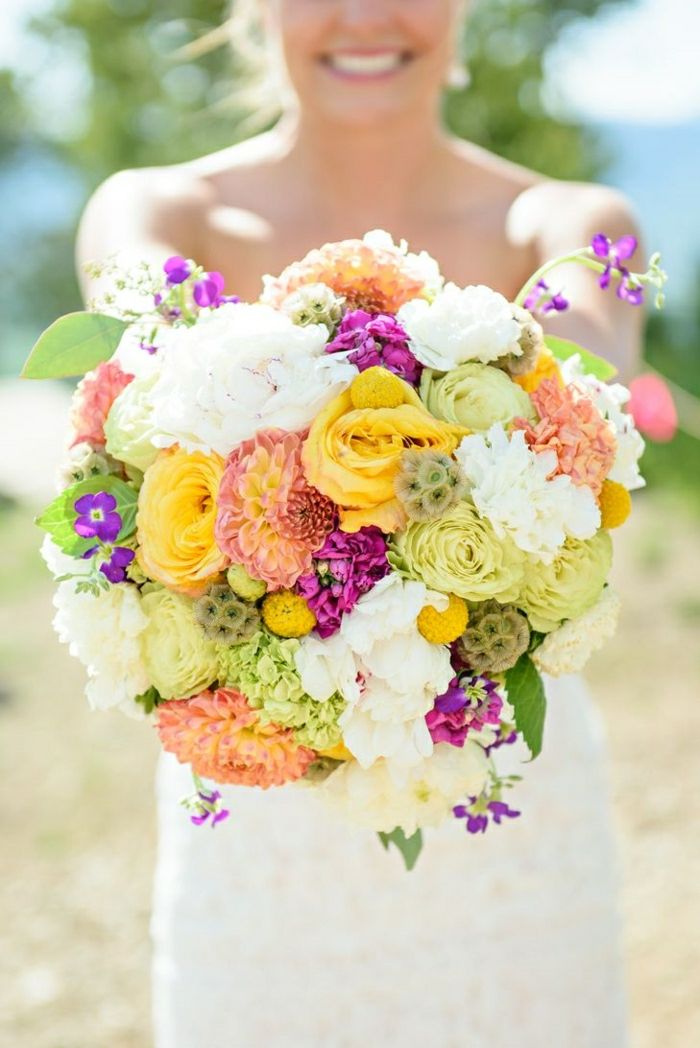 apskritojo vestuvių puokštė skintų gėlių skirtingų veislių