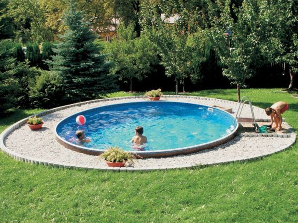 okrúhly bazén-vedľa trávy-krásne prírodné prostredie