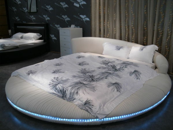 round-bed-interesting-lighting-ciekawy design ścian