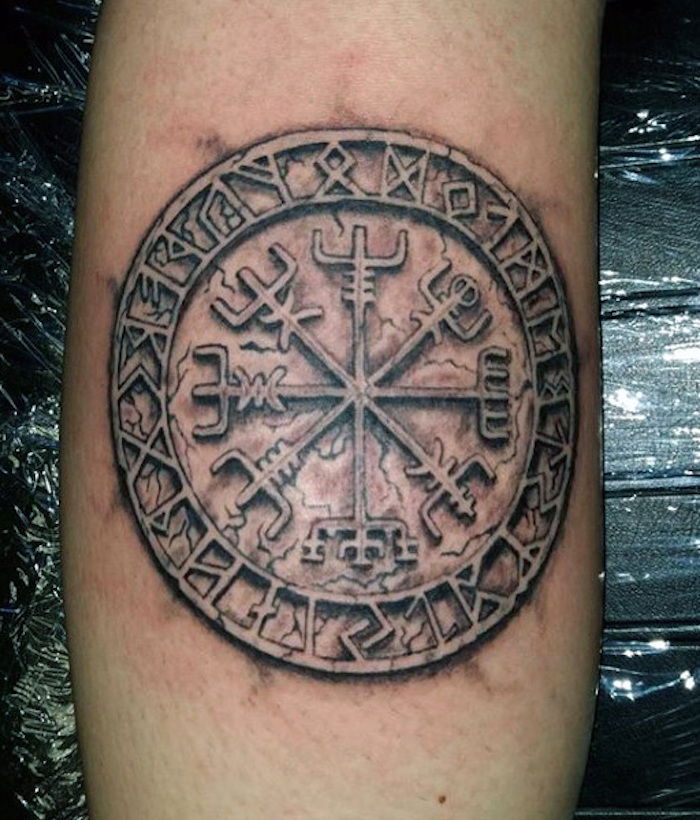 rune tatoveringer, arm tatovering, rund arm tatovering i svart og grått