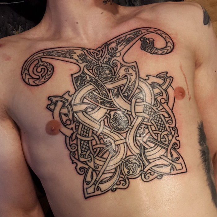 mann, bryst, bryst tatovering i svart med mange elementer