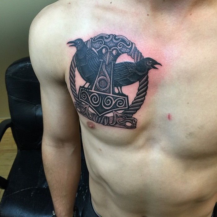 rune tatovering i svart og grått, fugl, tau, sirkel