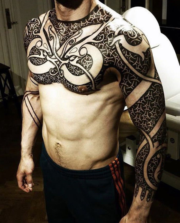 vikings tatovering, mann, bryst, overarm tatovering med mange ornamenter