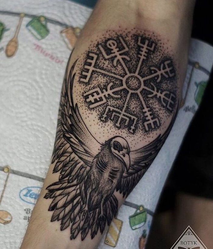 rune tatoveringer, fugl, sirkel, arm, armtattoo i svart og grått