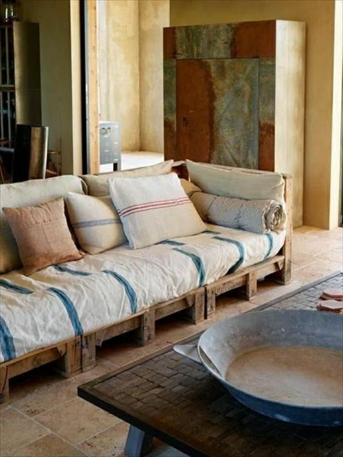 kaimiškas interjeras sofos nuo paletė pastelinės spalvos Pagalvė žurnalinis staliukas