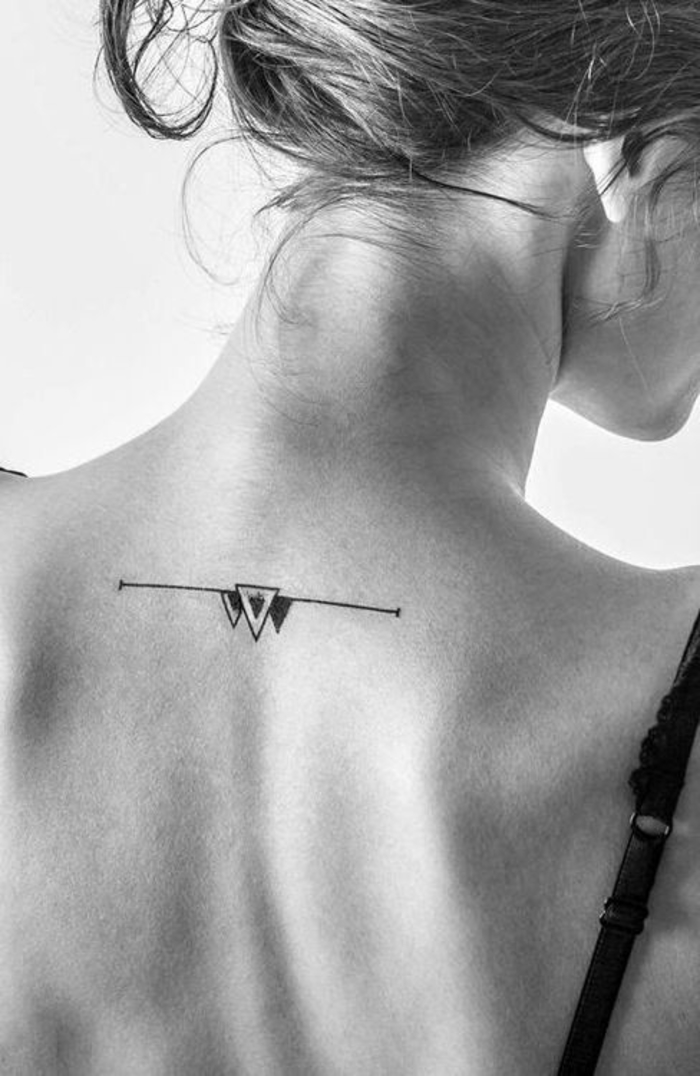 Tatuiruotės atgal, trys maži trikampiai, moteriškos tatuiruotės motyvai peties ir nugaros