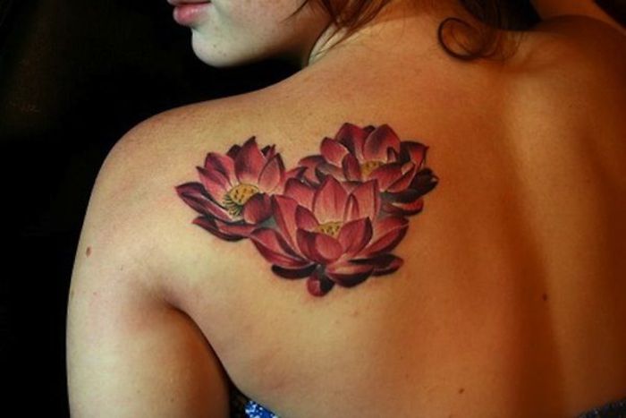 spalvos tatuiruotė, trys raudonos gėlės, tatuiruotė ant nugaros / ant peties