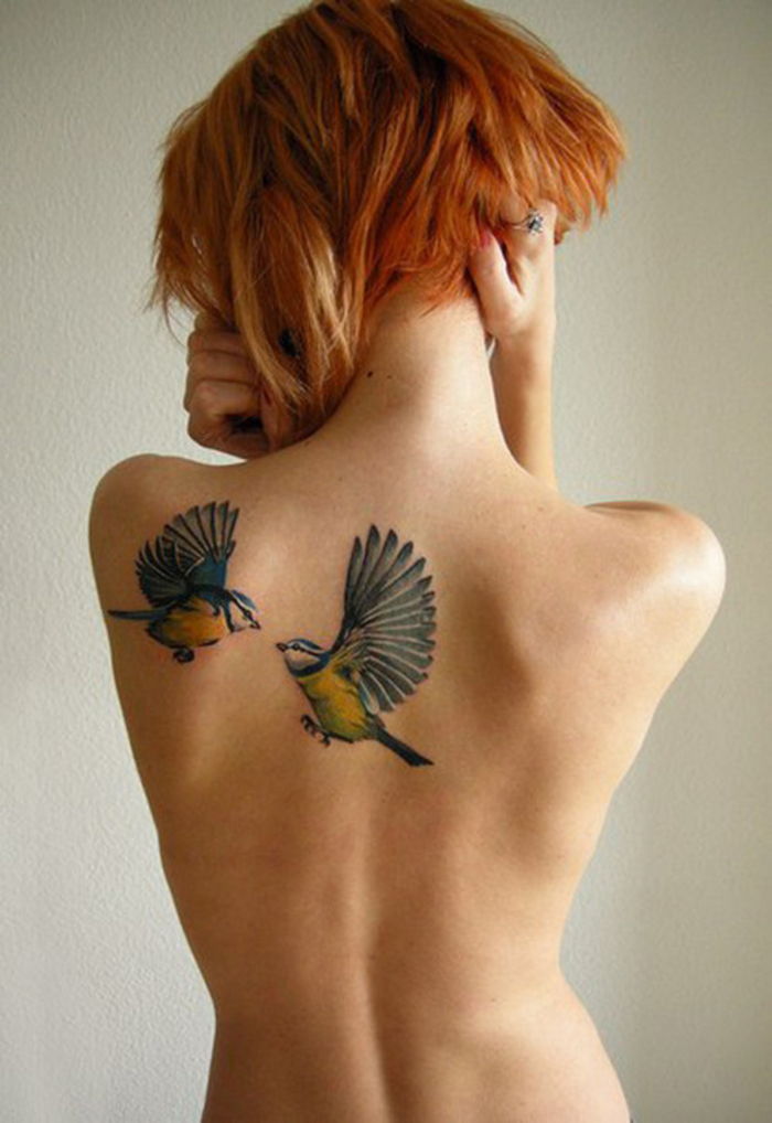 Idėjos ir įkvėpimas spalvotų tatuiruočių, du paukščiai, tatuiruotė atgal / pečių
