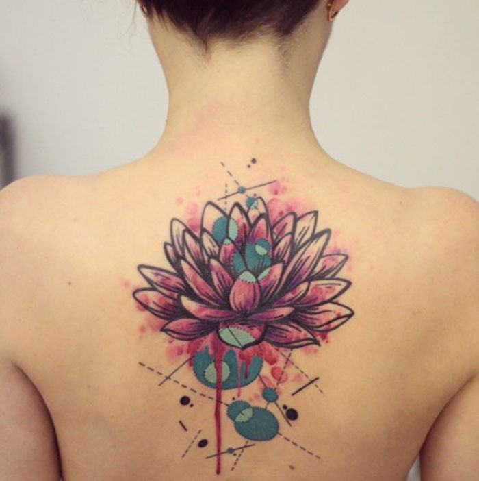 kolorowy motyw tatuażu, różowy lotos, zielone elementy, różnorodność tatuaży na każdy gust