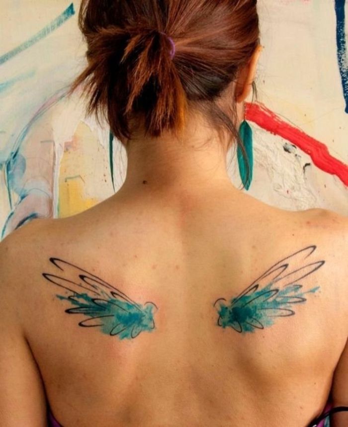 spalvos tatuiruotė moterims, nugaros tatuiruotė, maži sparnai, juodos ir žalios spalvos, kietas idėjas