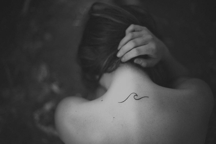 maža nugaros tatuiruotė, banga, visiems, kurie myli vasarą ir jūrą, įvairios idėjos