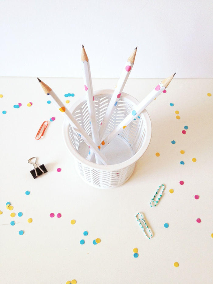 Cum să picteze creioane albe pe puncte - să faceți lucruri școlare dulci