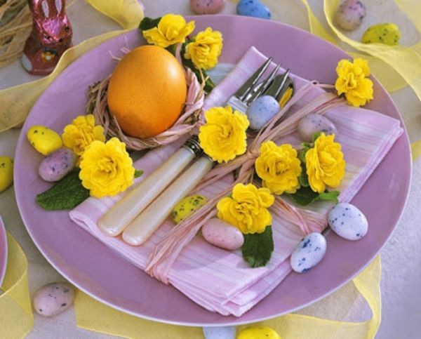 sötbord-dekoration-med-blom-tallrikar i lila färg