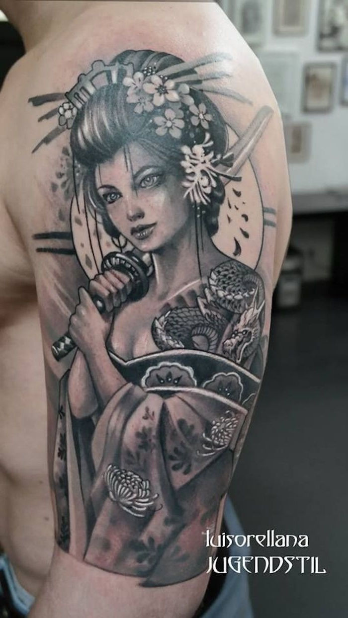 Moteris su juodais plaukais, katana, gėlės, rankų tatuiruotė