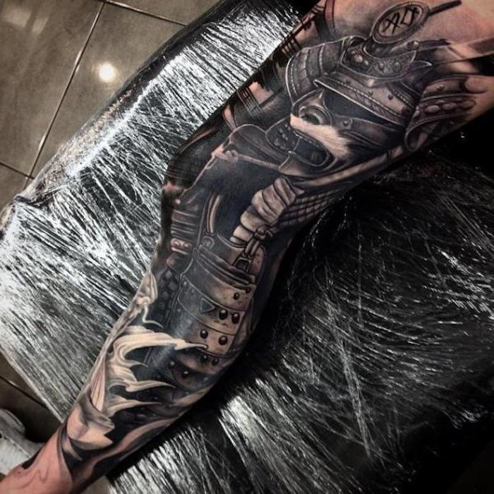 Fighter tetovanie, noha, beintattoo v čiernej a šedej, samuraj