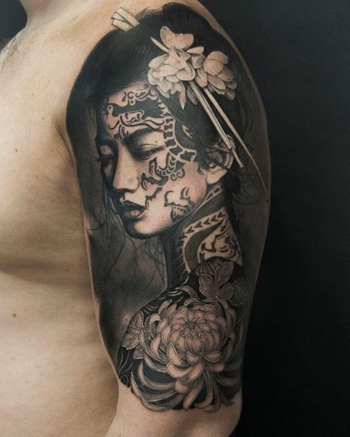 japonų tatuiruotė, moteris su juodais plaukais, gėlės